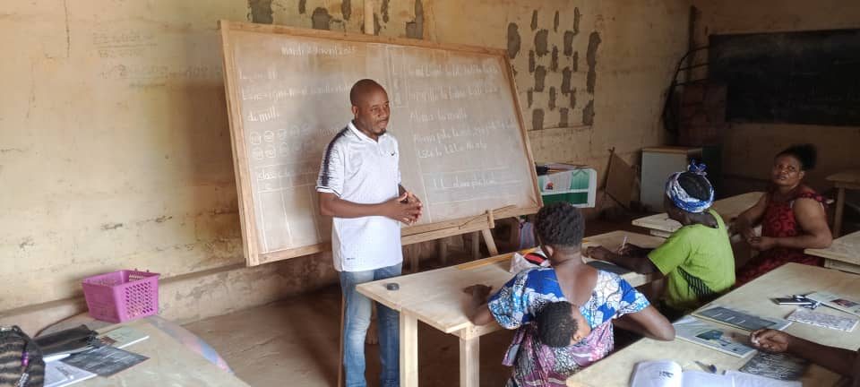 Un alphabétiseur donne cours au tableau