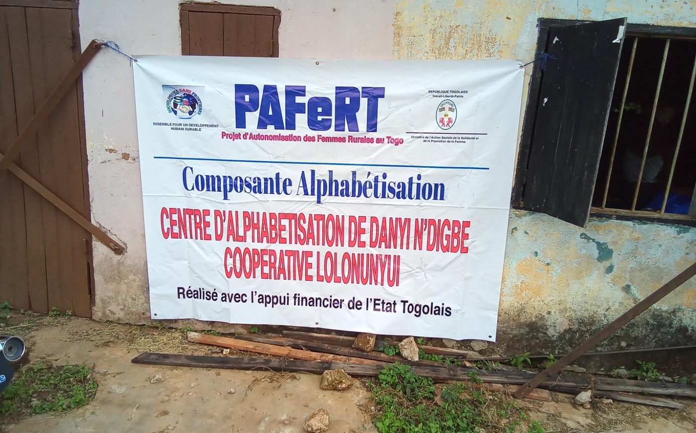 Bannière officielle du centre d'alphabétisation de Danyi N'Digbé, coopérative Lolonyuyu