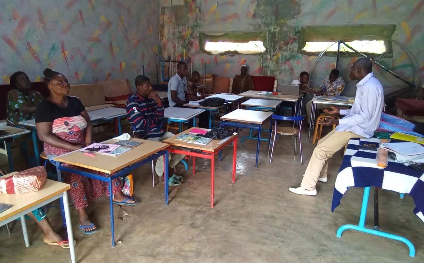 Session de formation des alphabétiseurs autour de tables de travail